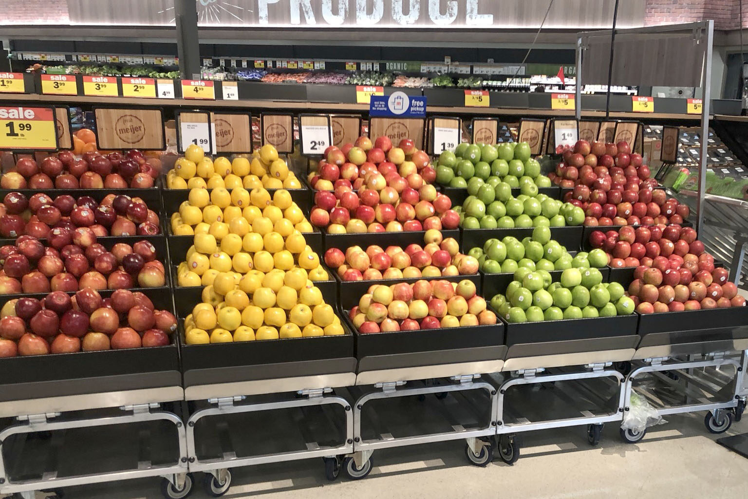 Effortless Mobility: Two swivel casters enable easy movement throughout the store, allowing you to effortlessly reposition the merchandiser for cleaning or to highlight specific products.